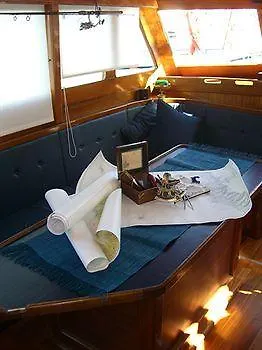 Botel Boat And Breakfast Palermo