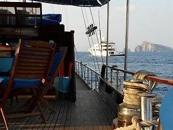 Botel Boat And Breakfast