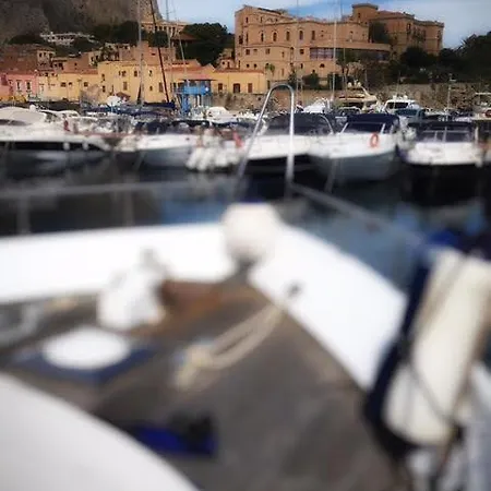 Boat And Breakfast Botel *