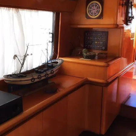 Botel Boat And Breakfast *