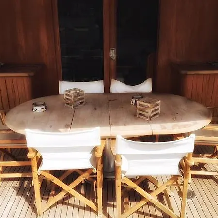 Boat And Breakfast Botel