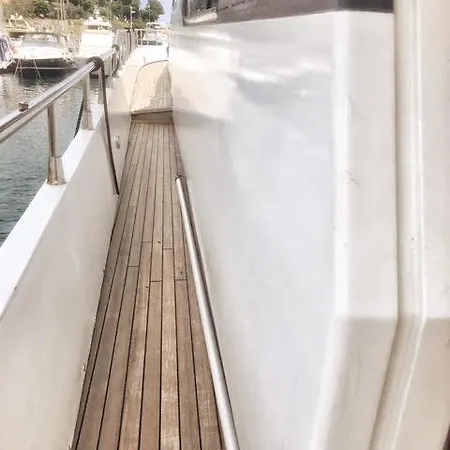 Boat And Breakfast