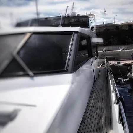 Boat And Breakfast *