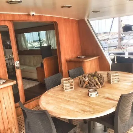 Boat And Breakfast Botel
