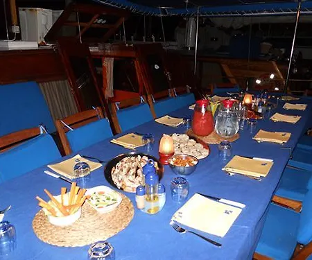 Boat And Breakfast *