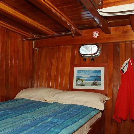Boat And Breakfast Botel