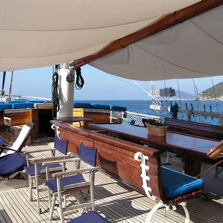 Botel Boat And Breakfast *