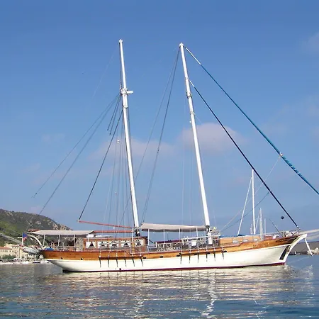 Boat And Breakfast Botel *