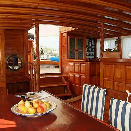 Boat And Breakfast Botel